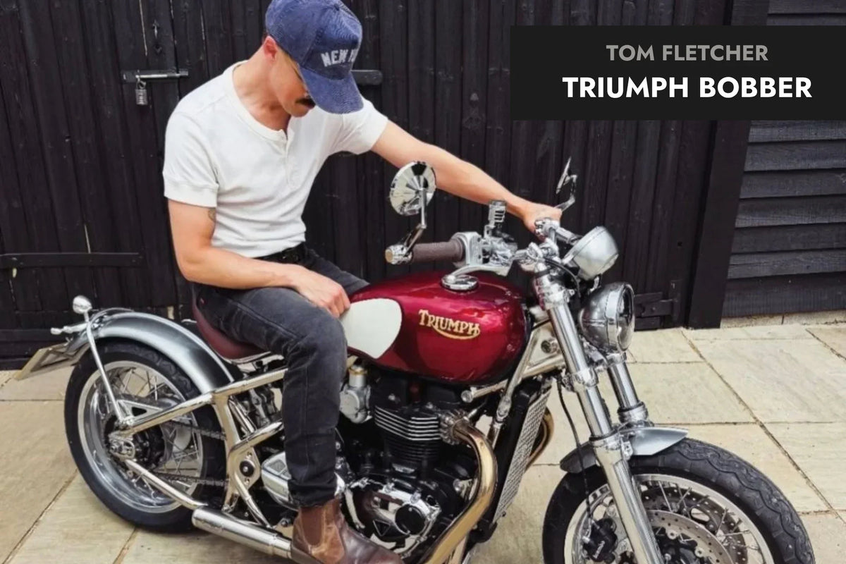Tom Fletcher posant sur sa Triumph Bobber conçue sur-mesure par l'atelier FCR Original composée de pièces moto FCR Accessoires