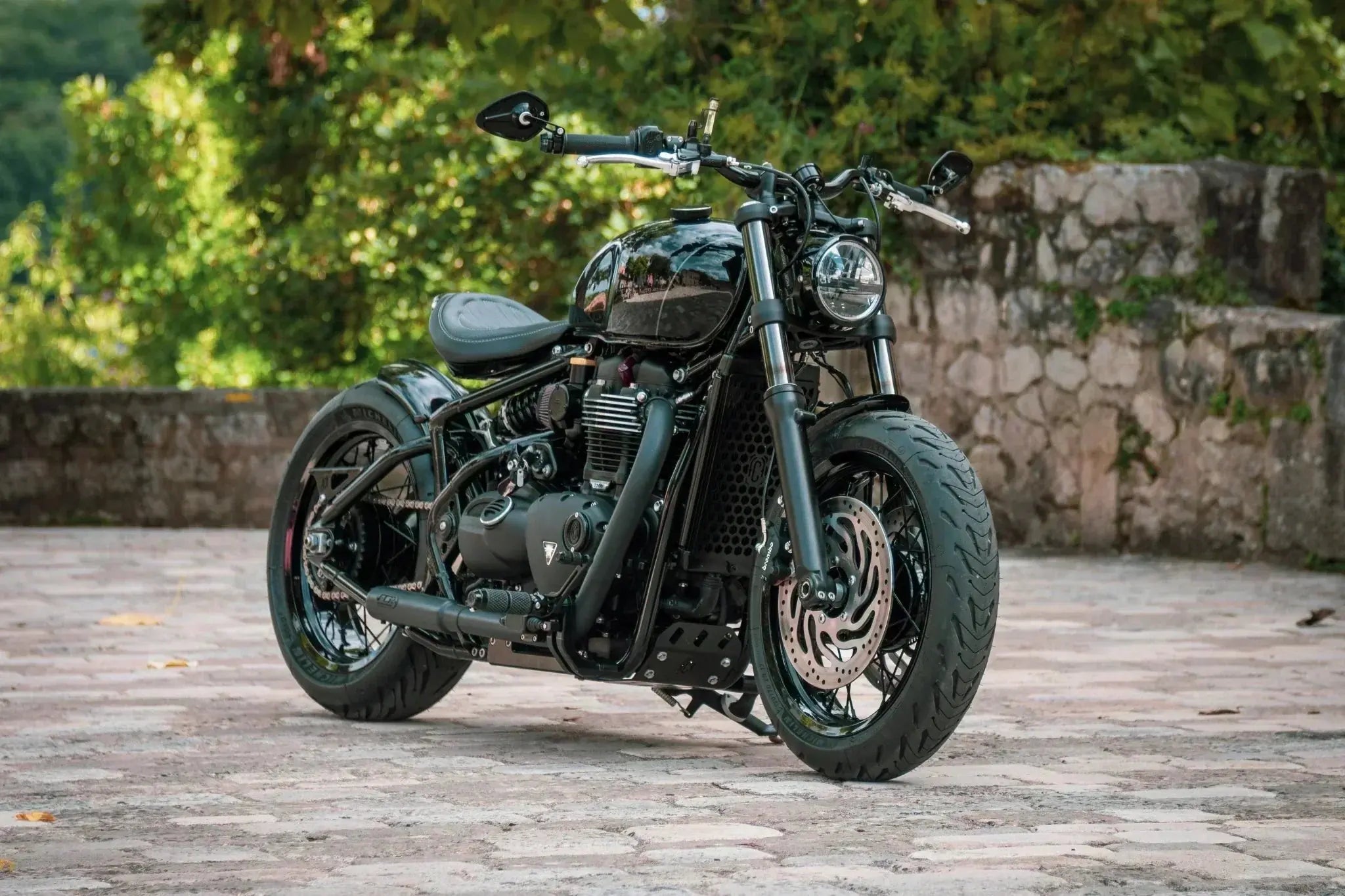 Triumph Bonneville Bobber préparée par FCR Original. Une moto custom haut de gamme avec style bobber et accessoires premium.
