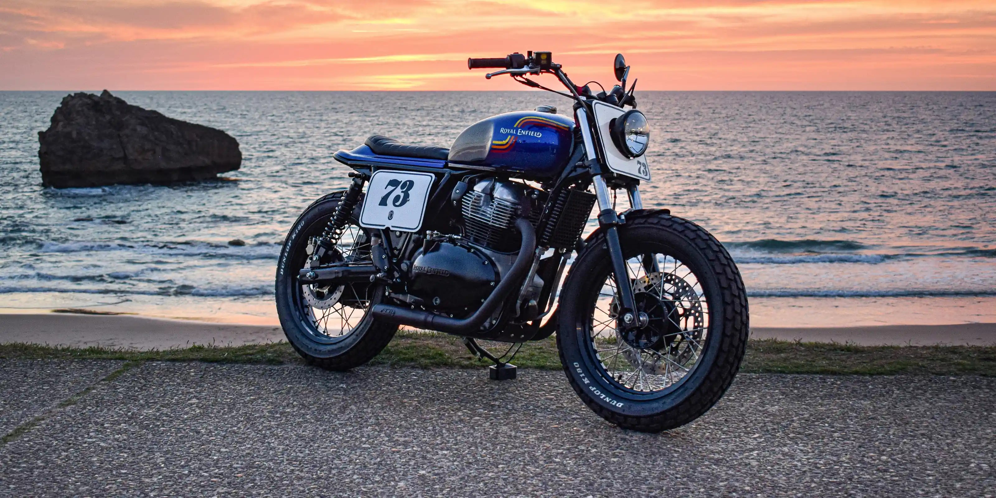 Préparation d'une moto Royal Enfield avec les pièces FCR Accessoires