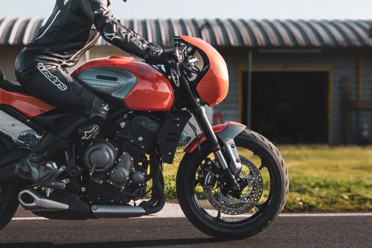Triumph Trident 660 en action, nouvelles pièces moto FCR Accessoires
