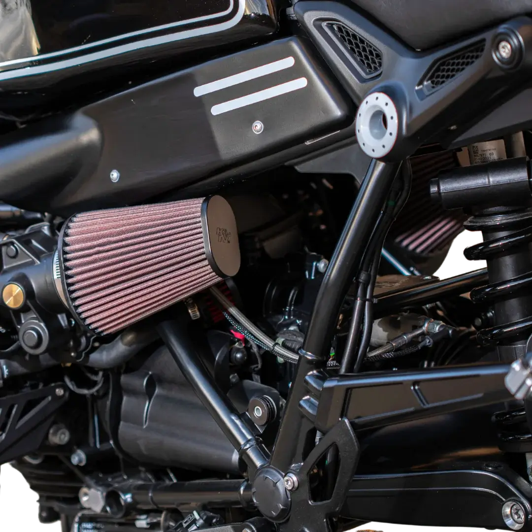 Bac a Batterie BMW R nineT FCR Original - mise en situation, partie centrale epuree avec filtre a air K&N apparent sur le moteur