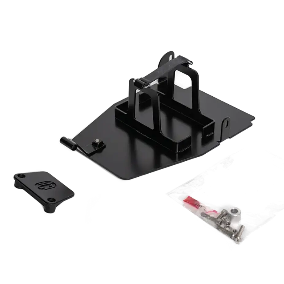 Bac a Batterie BMW R nineT FCR Original - plaque inox noire avec support batterie cache recepteur embrayage et visserie, vue de trois quarts sur fond blanc