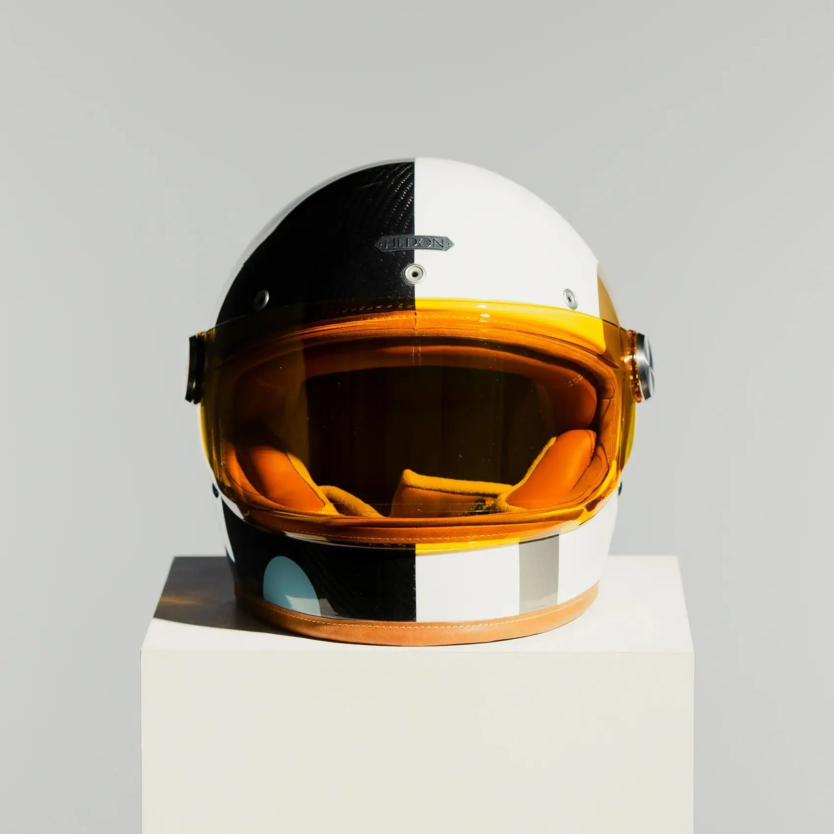 Casque intégral Hedon Heroine Racer 2.0 Bauhaus blanc et noir avec visière dorée, design minimaliste haut de gamme fabriqué à Londres
