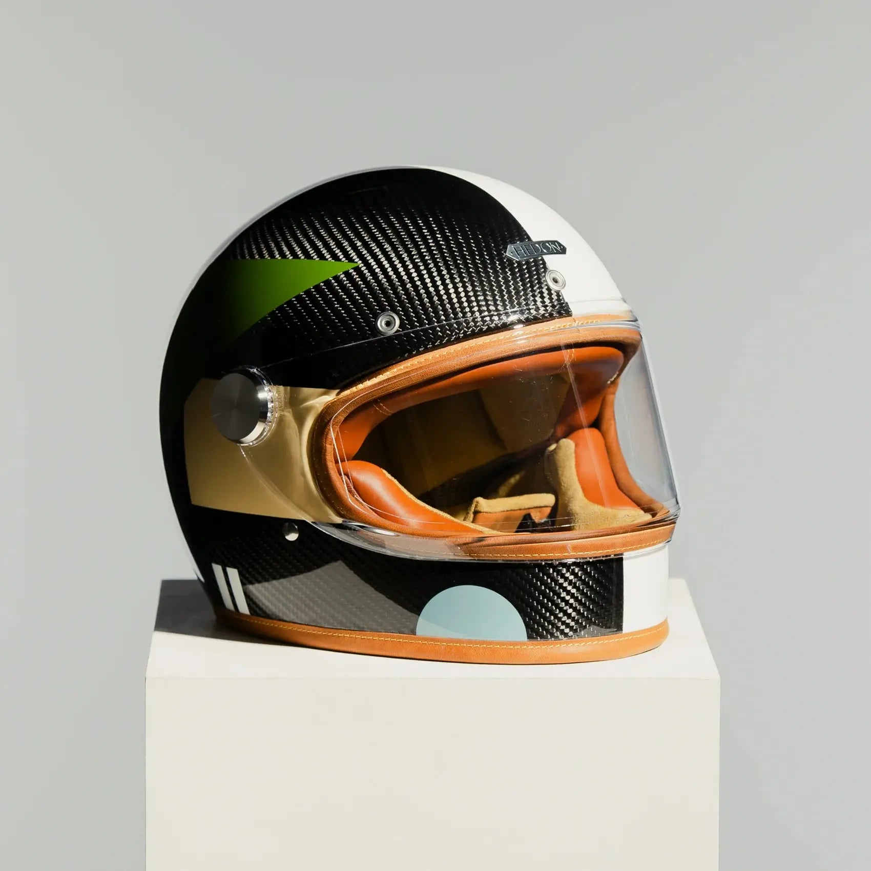 Casque Hedon Bauhaus Heroine Racer 2.0 profil compact avec visière teintée orange, style café racer et fabrication artisanale
