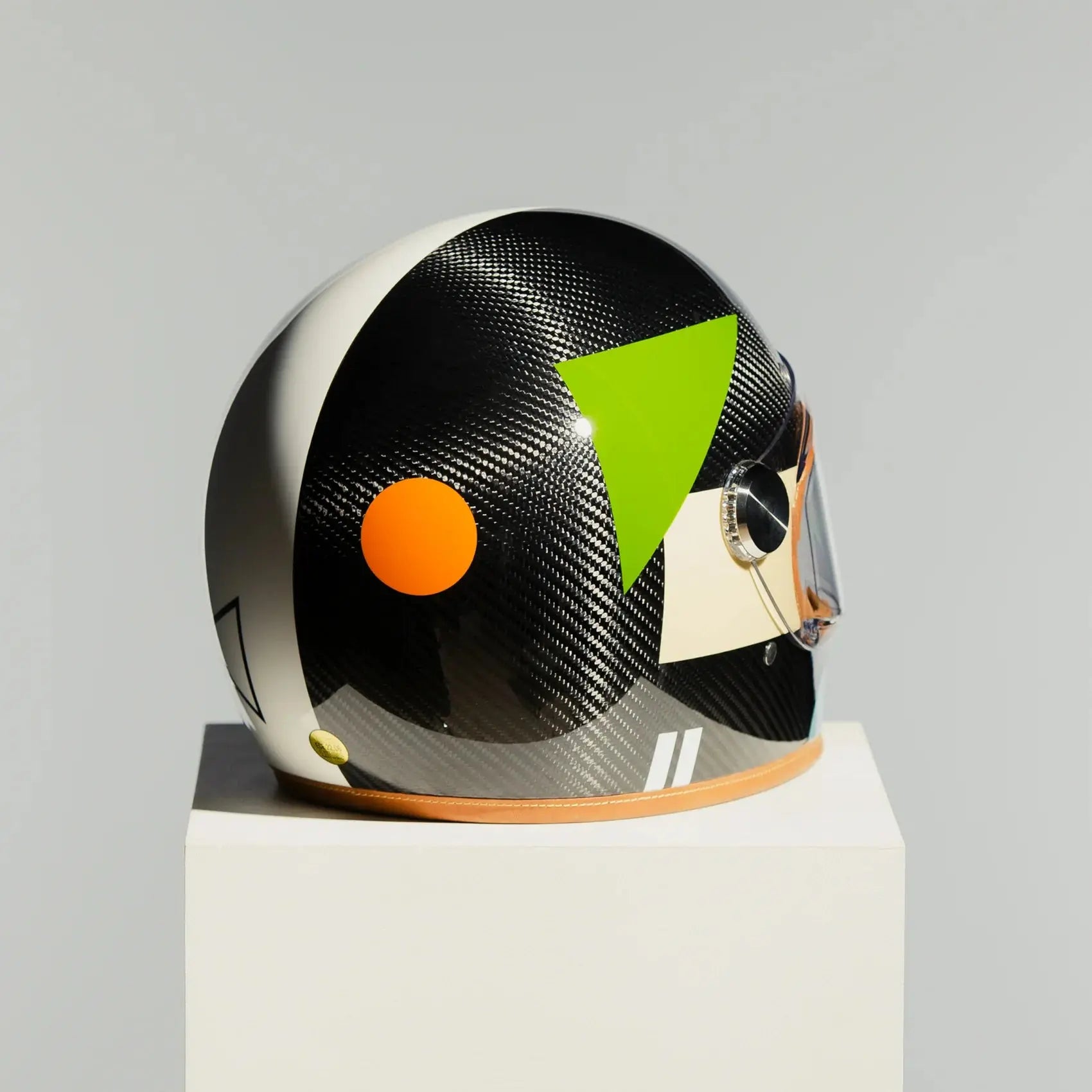 Vue avant casque intégral Hedon Heroine Racer 2.0 Bauhaus avec visière dorée, design minimaliste inspiré du mouvement Bauhaus