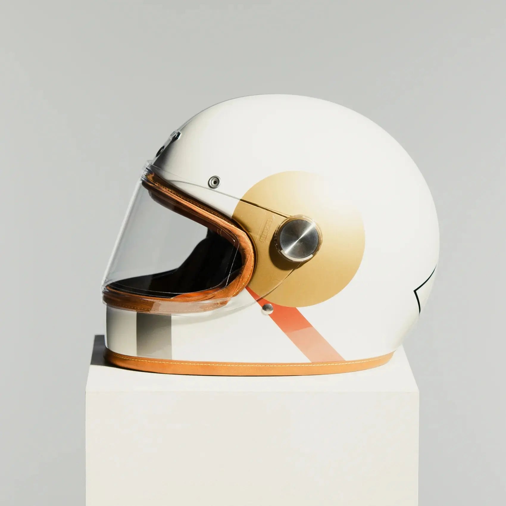 Détail casque Hedon Heroine Racer 2.0 Bauhaus avec lignes épurées et visière iridium, design néo rétro haut de gamme