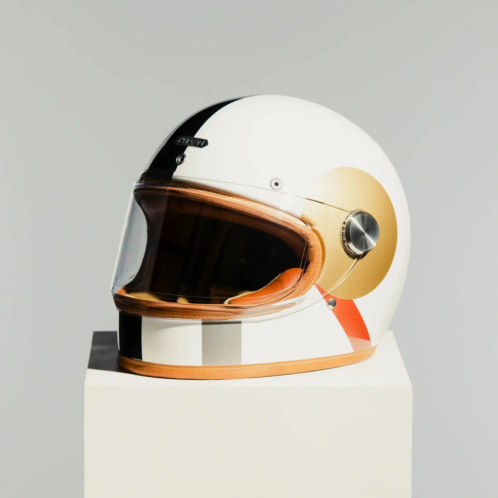Casque Hedon Heroine Racer 2.0 finition Bauhaus exposé sous différents angles, conception artisanale et protection ECE 22.06