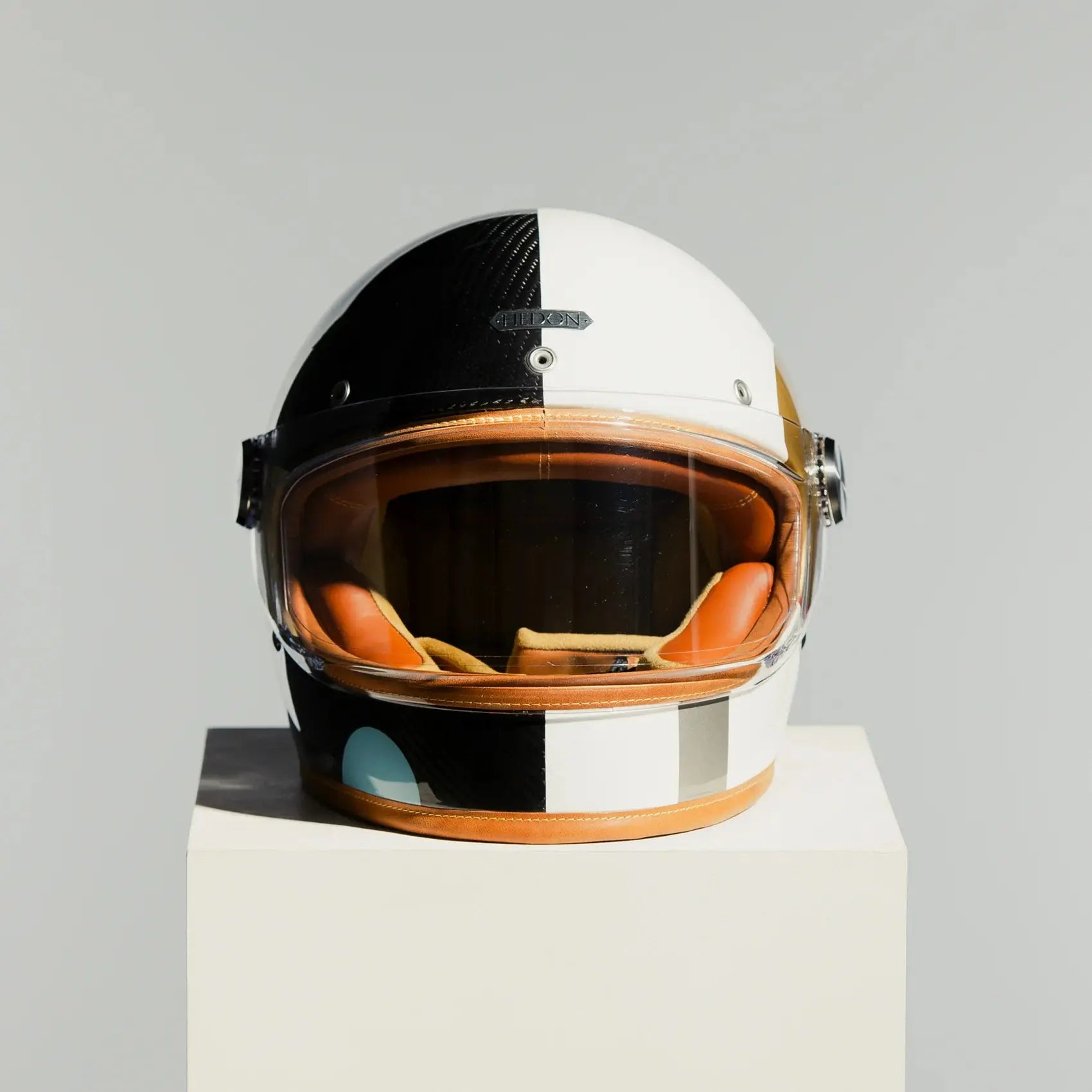 Hedon Heroine Racer 2.0 Bauhaus casque moto premium au style minimaliste, compatible avec univers Triumph et préparations FCR