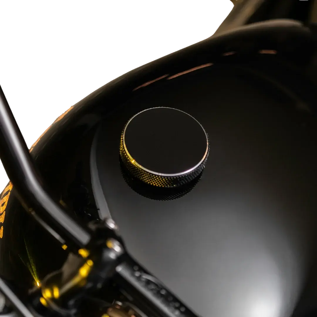 Bouchon de réservoir Le Billet doré monté sur Triumph - vue en situation réservoir