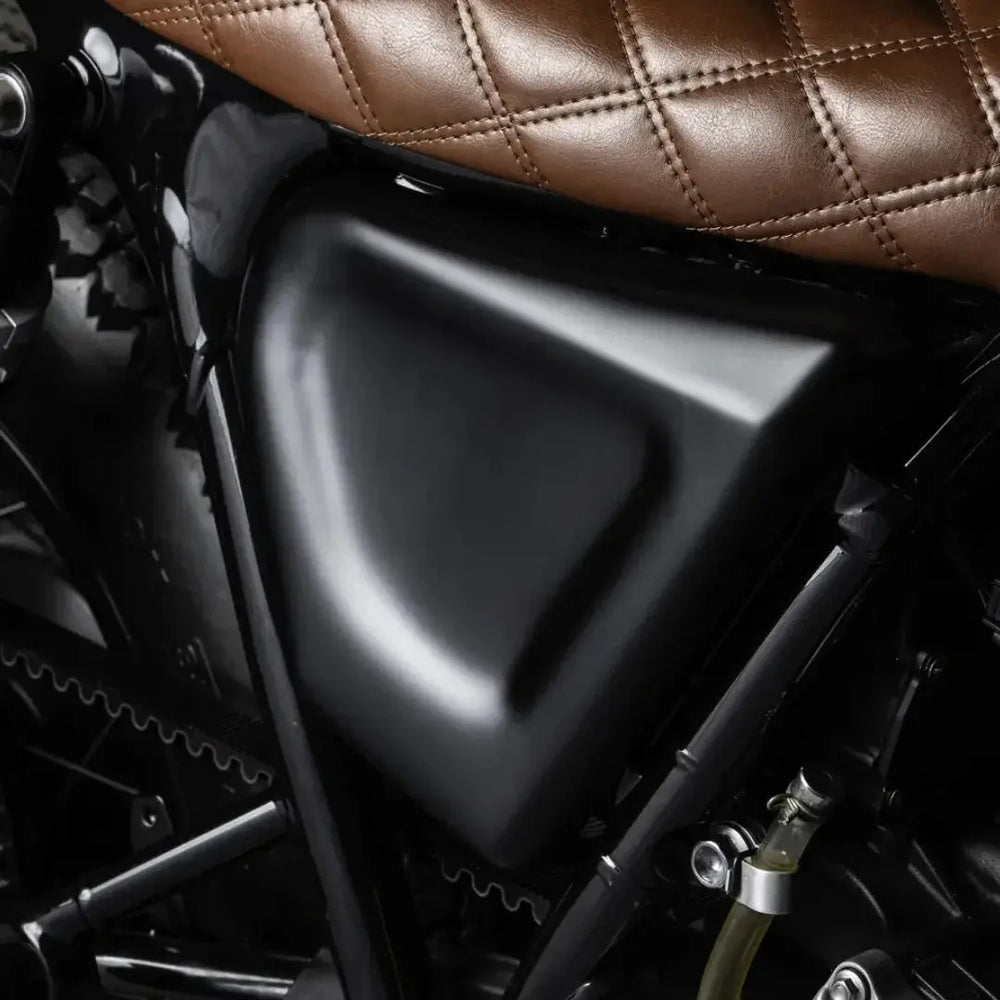 Caches Lateraux Triumph Modern Classic FCR Original - cache noir monte sur Triumph en situation