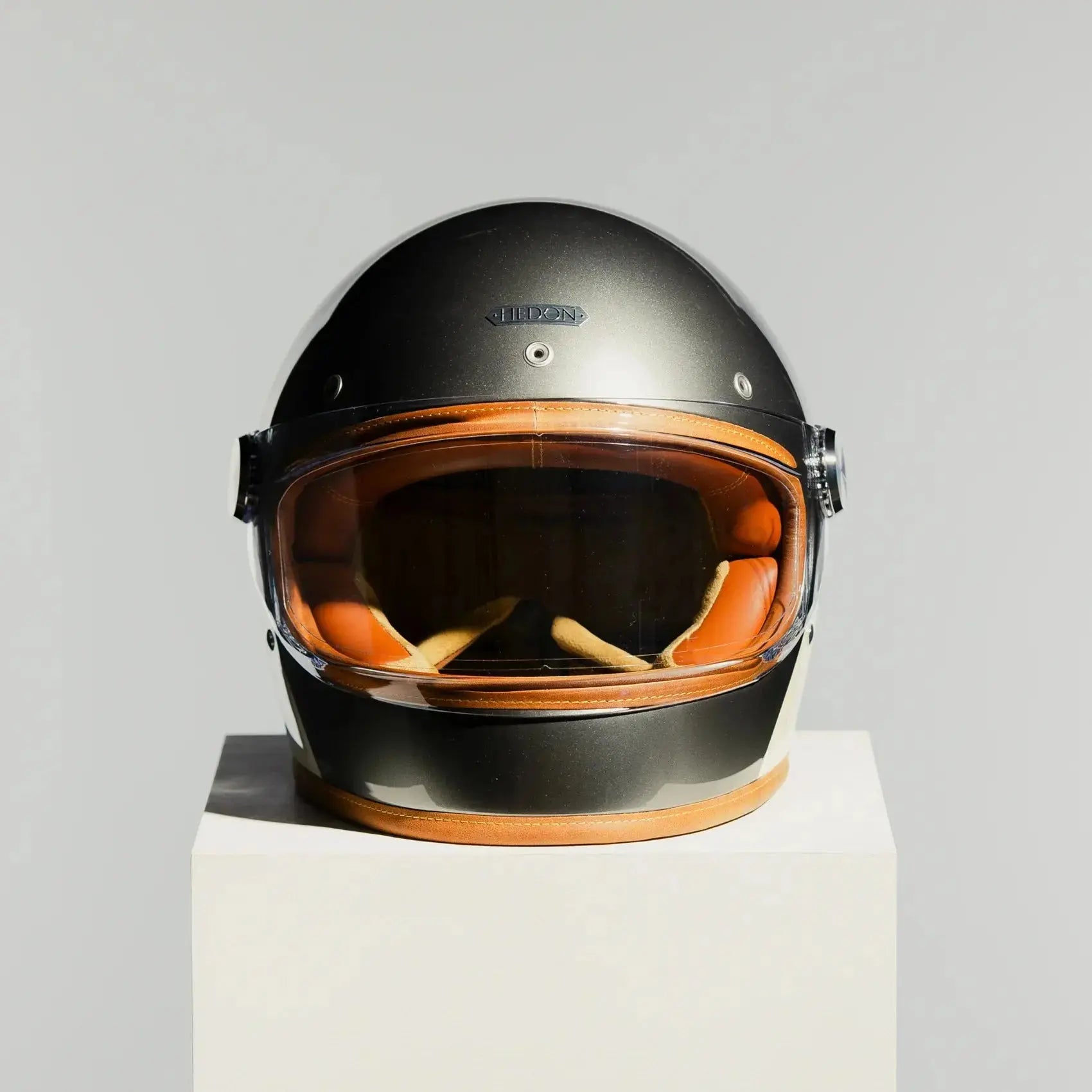 Casque Hedon Heroine Racer 2.0 Camelot vue face avec visière teintée et finition bicolore haut de gamme