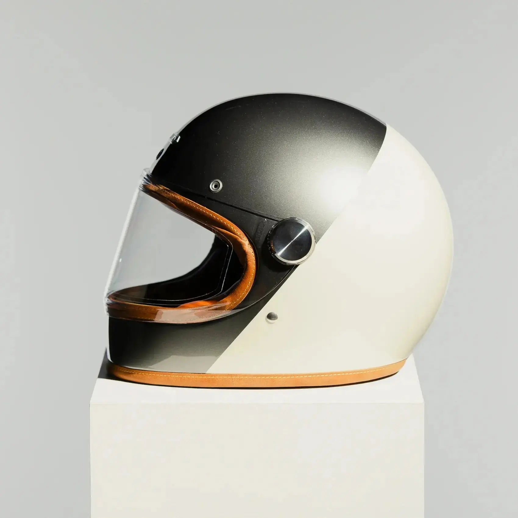 Profil casque Hedon Heroine Racer 2.0 Camelot avec contraste gris métallisé et blanc brillant
