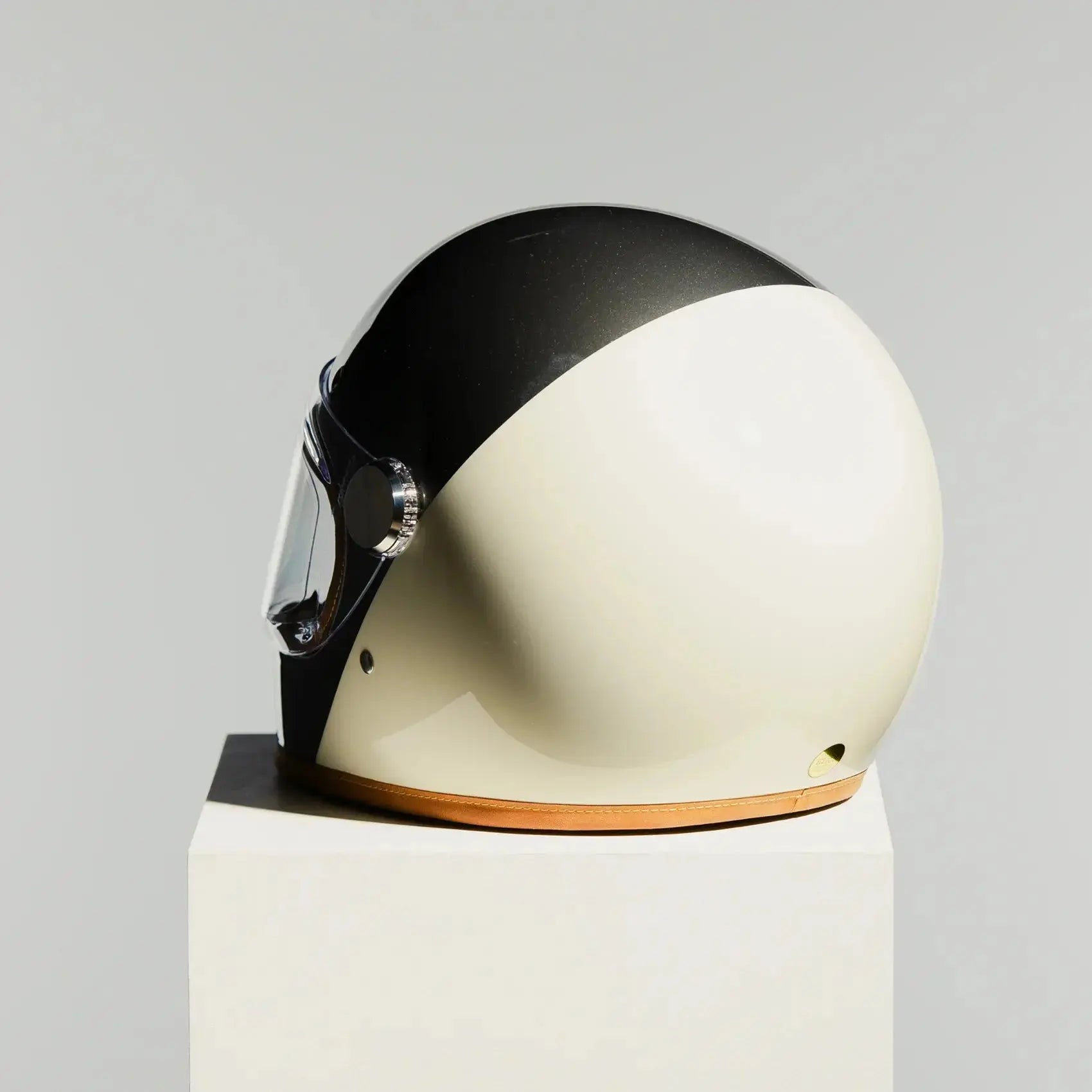 Casque Hedon Camelot vue latérale avec visière iridium et lignes épurées inspirées café racer