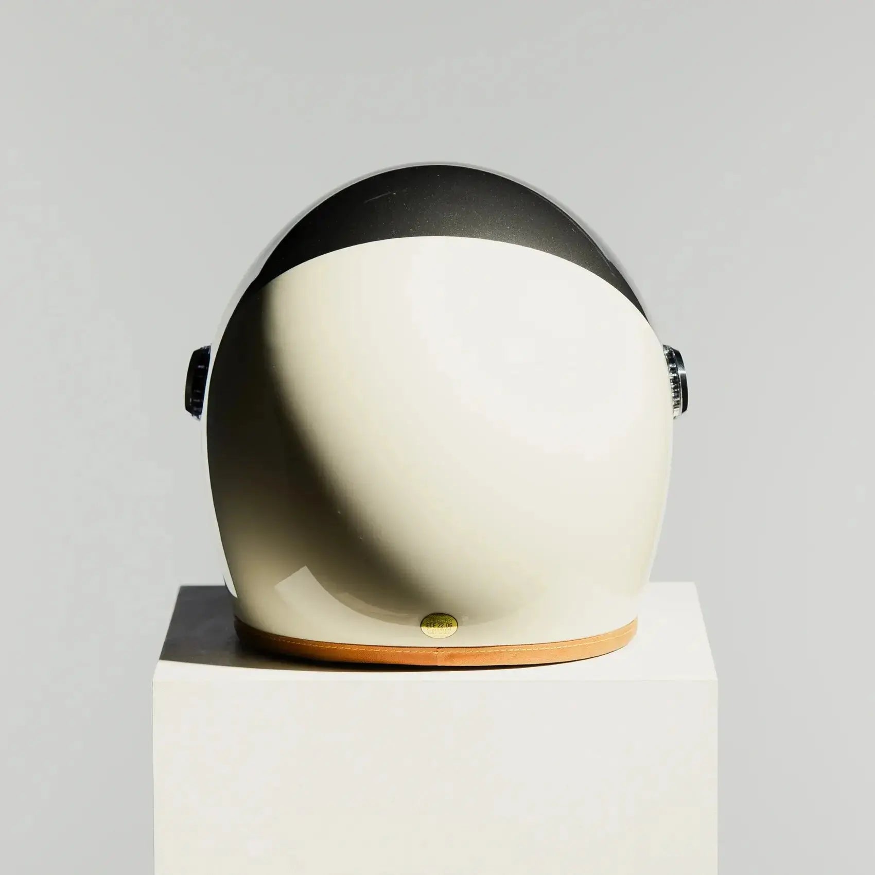 Vue arrière casque Hedon Heroine Racer 2.0 Camelot avec finition bicolore et assemblage artisanal