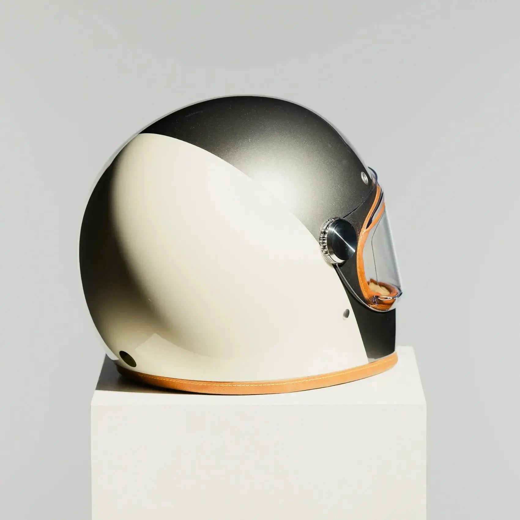 Vue opposée casque Hedon Heroine Racer 2.0 Camelot avec design compact et intégration moto néo rétro