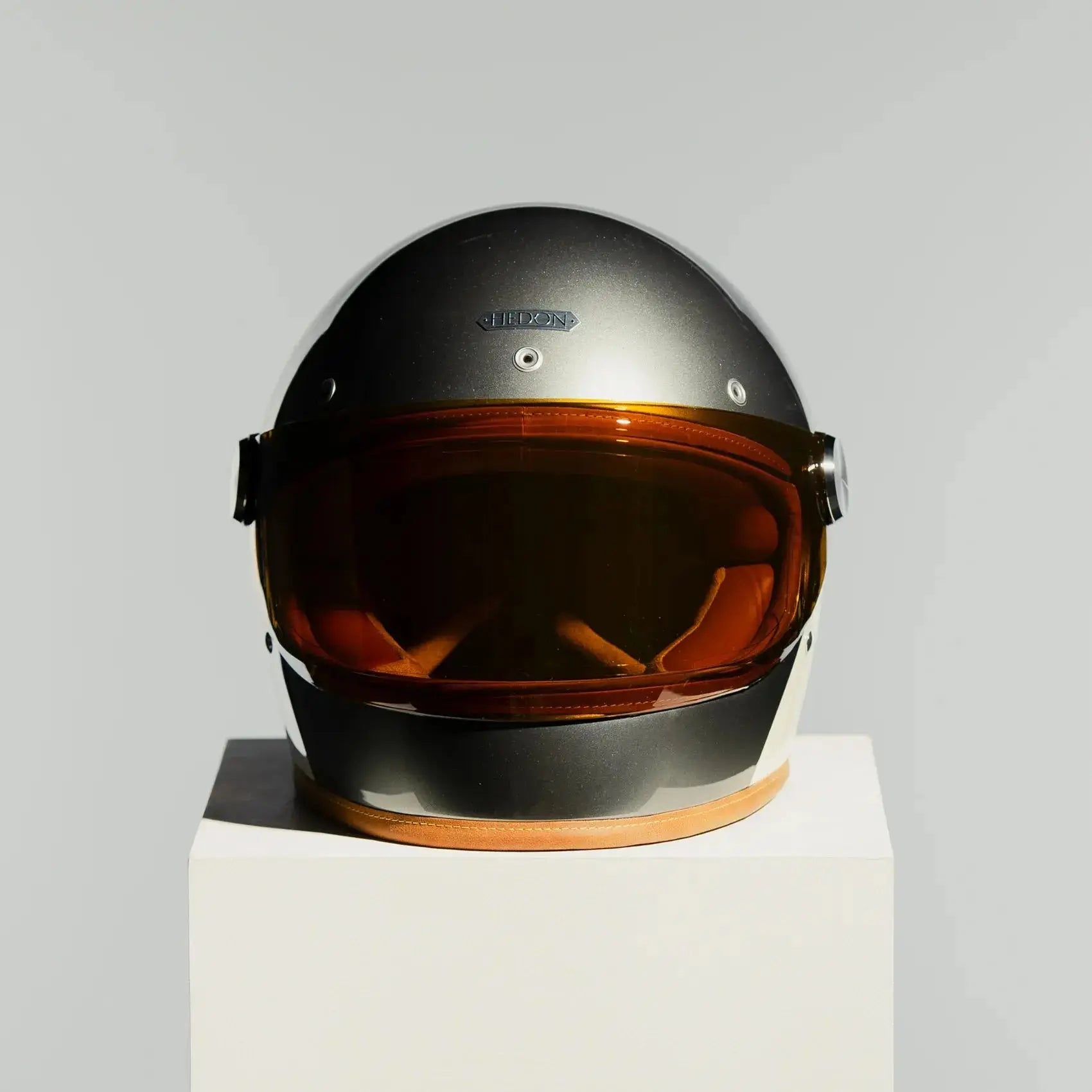 Casque intégral Hedon Heroine Racer 2.0 Camelot présenté sous plusieurs angles, fabrication artisanale et homologation ECE 22.06