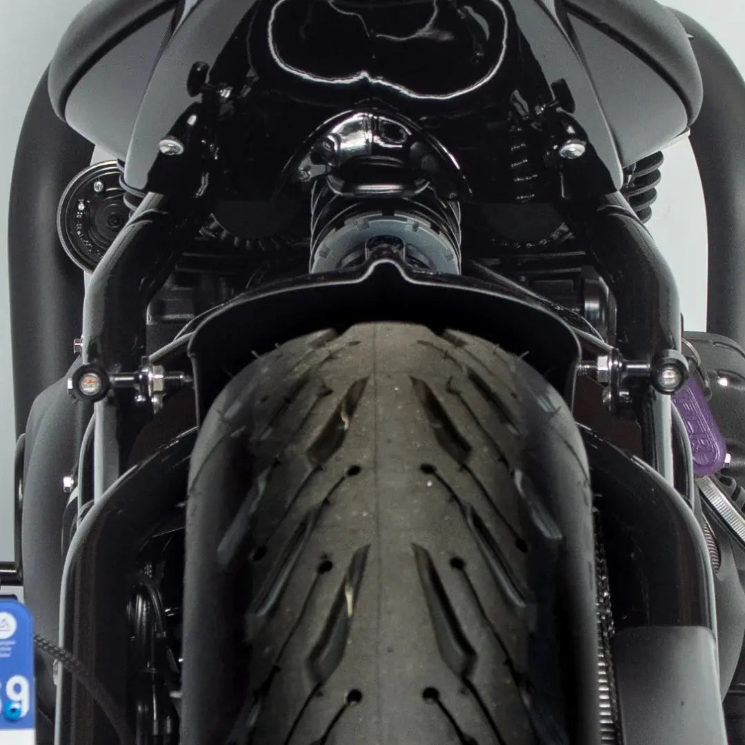 Clignotants arriere Bates montes sur Triumph Bobber vue arriere FCR Original