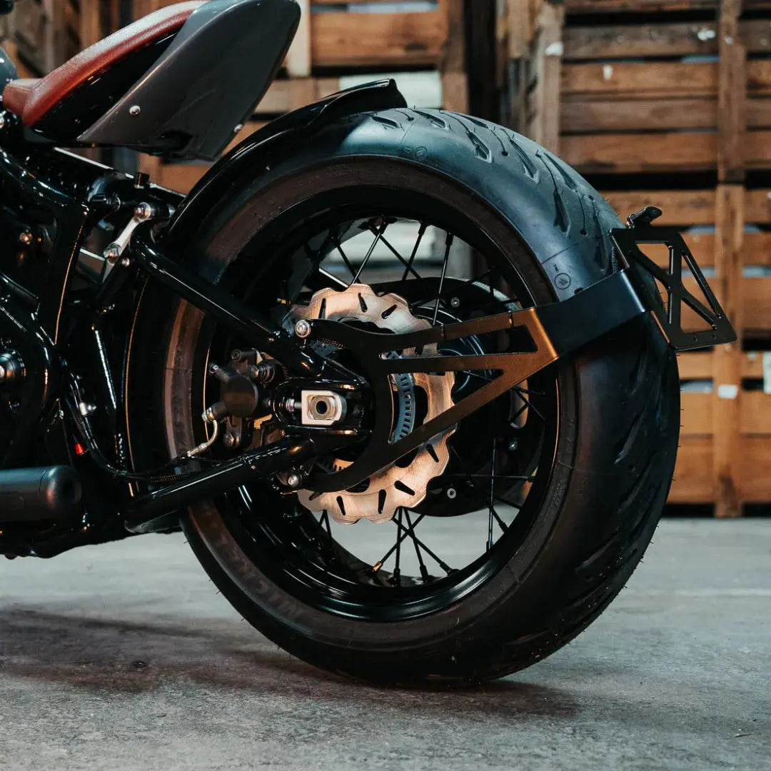 Gros plan sur disque de frein arrière aluminium Triumph monté, fixation et piste de freinage visibles