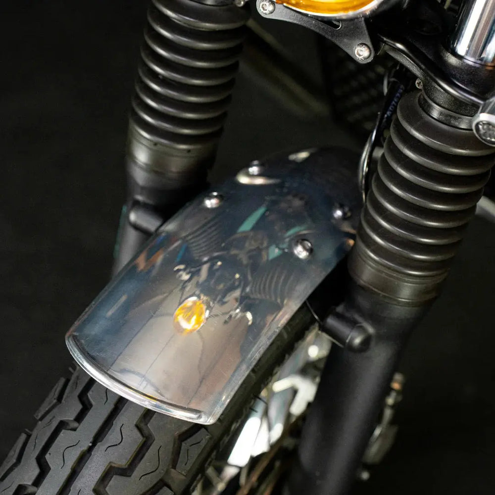 Garde-Boue Avant Triumph Modern Classic FCR Original - monte sur la roue avant d'une Triumph en situation