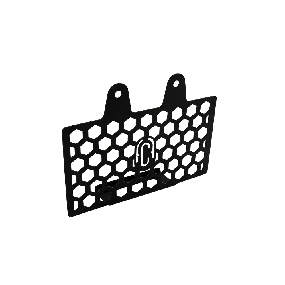 Grille de Radiateur BMW R nineT FCR Original - grille aluminium noire motif nid d abeille avec logo, vue de trois quarts sur fond blanc