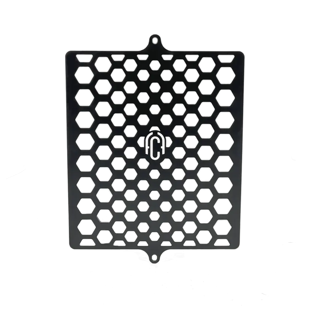 Grille de Radiateur Triumph Scrambler 1200 FCR Original - vue détail pavé de marquage gravé noir satiné conception française