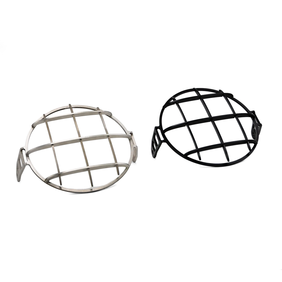 Les deux finitions de la grille de phare Triumph Bonneville T120 et T100, brossee et noire, vue de trois quarts - FCR Accessoires