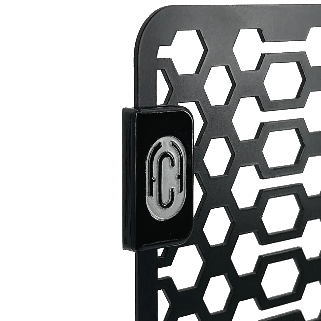 Détail grille de radiateur Triumph 400 découpe laser motif nid d’abeille. Logo FCR Original