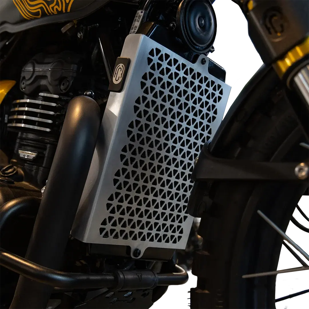 Grille de radiateur FCR Original aluminium noir montee sur moto Triumph 400