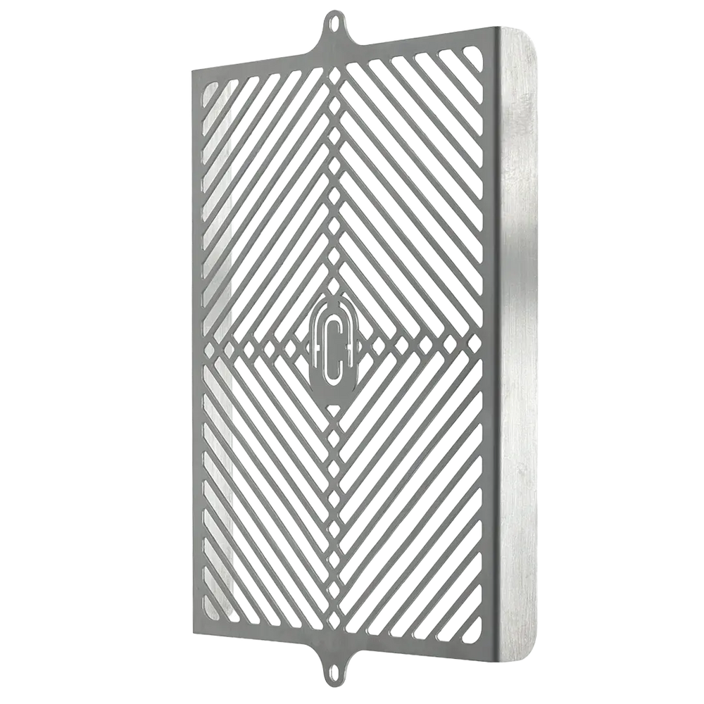 Vue oblique de la grille de radiateur inox brossé FCR Accessoires – accessoire haut de gamme pour Triumph Bobber après 2016.
