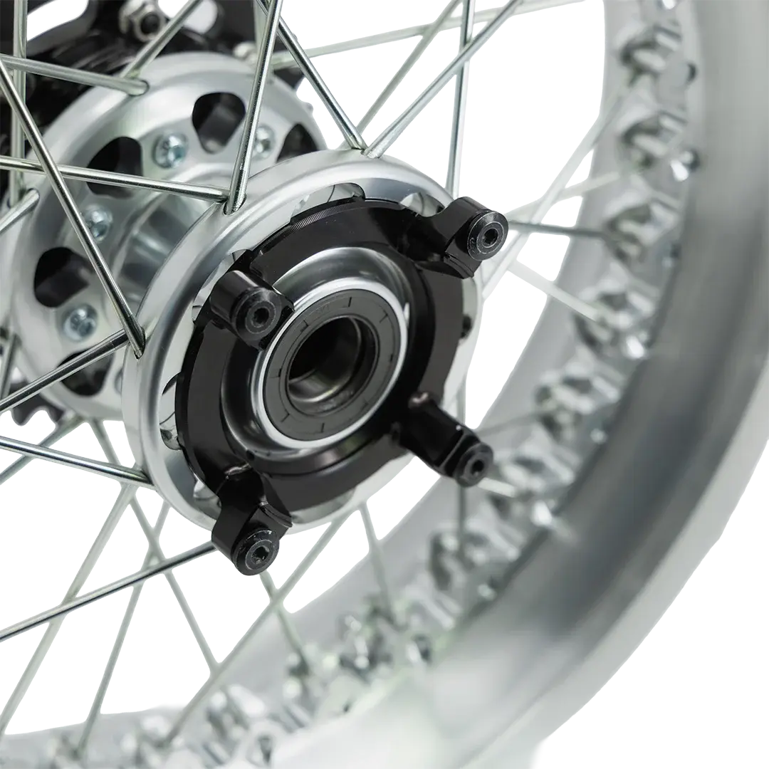 Jante arriere Kineo a rayons brossee couronne et moyeu Triumph Bonneville T120 FCR Accessoires