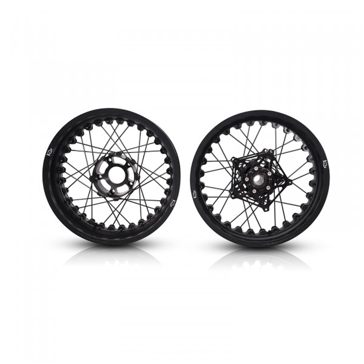 Paire de jantes Kineo a rayons full black pour Triumph Speed Twin 1200 2021+, avant 3.50x17 et arriere 5.00x17, vue de face - FCR Original