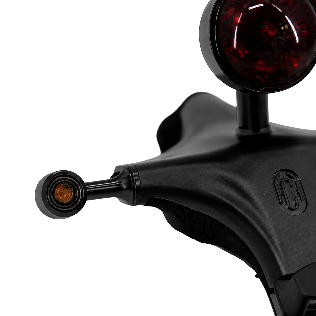 Support de feu aluminium noir et clignotant Mini Bates kit feu arriere FCR Original Triumph Bobber detail