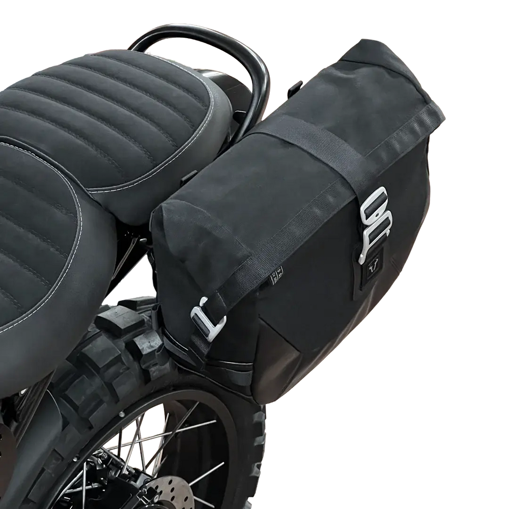Sacoche latérale montée sur Triumph Scrambler 400 avec support spécifique