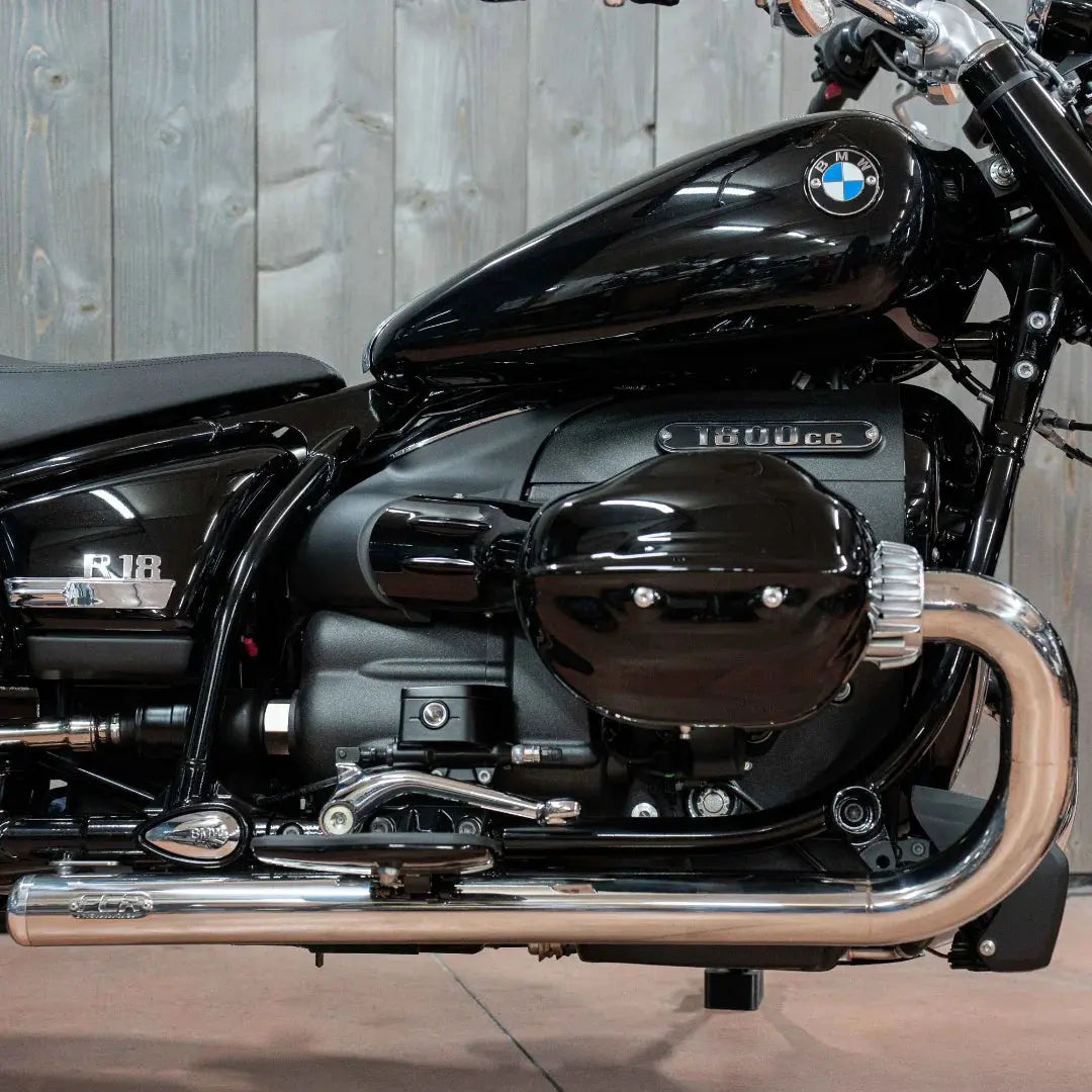 Ligne d'Echappement chromée BMW R18 FCR Original - montee sur BMW R18 noire vue de cote