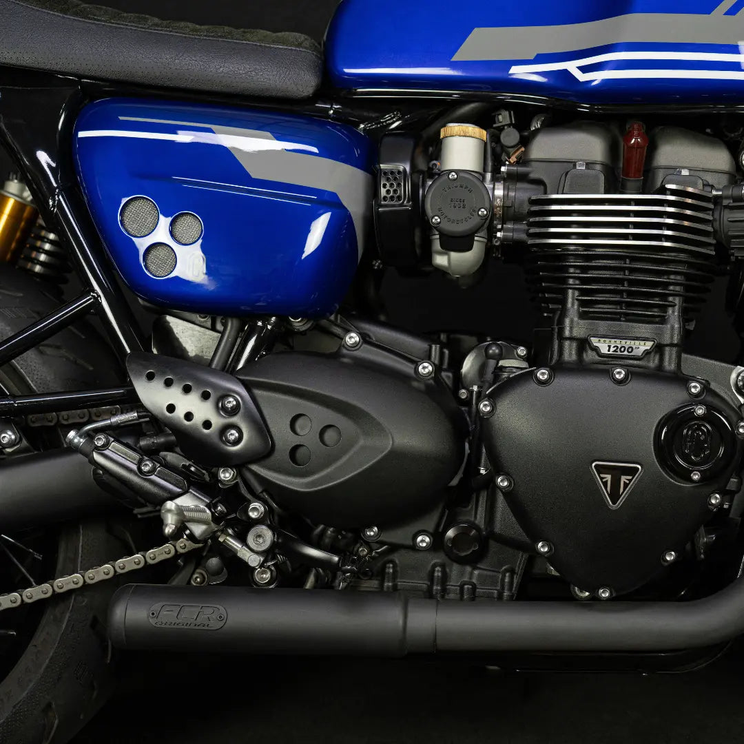 Ligne d’échappement FCR Original noir époxy installée sur Triumph Thruxton design court inspiré du street bobber.