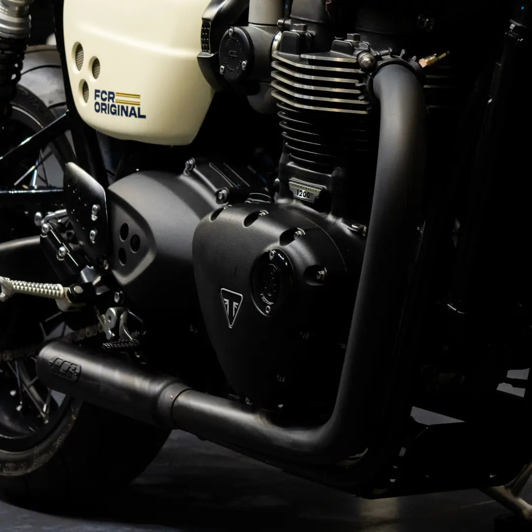 Triumph Thruxton 1200 équipée de la ligne d’échappement FCR Original en noir époxy, style café racer moderne, son rauque et puissant.