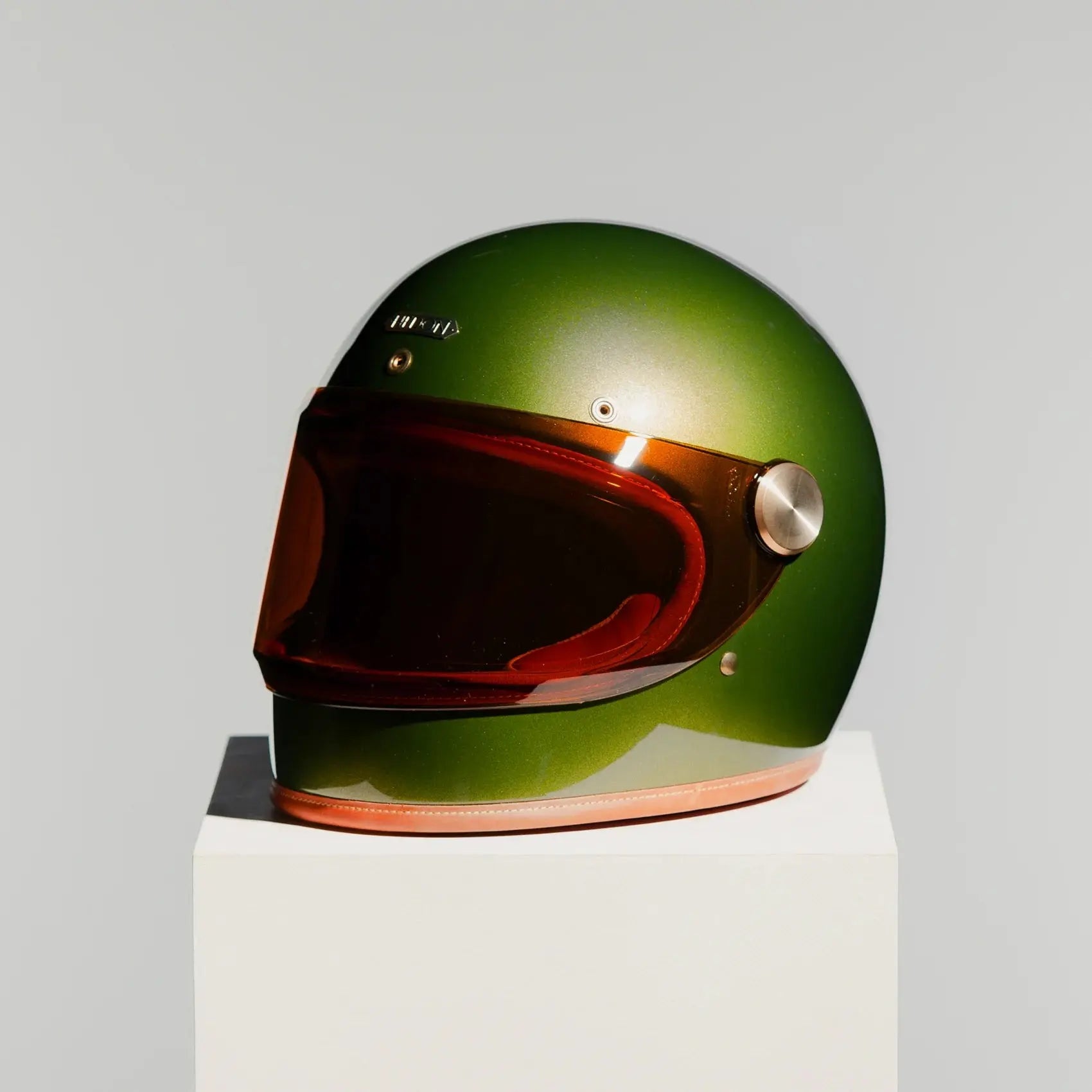 Casque Hedon Olivea Heroine Racer 2.0 vue 3/4 avec visière teintée, style néo rétro pour moto Triumph ou BMW