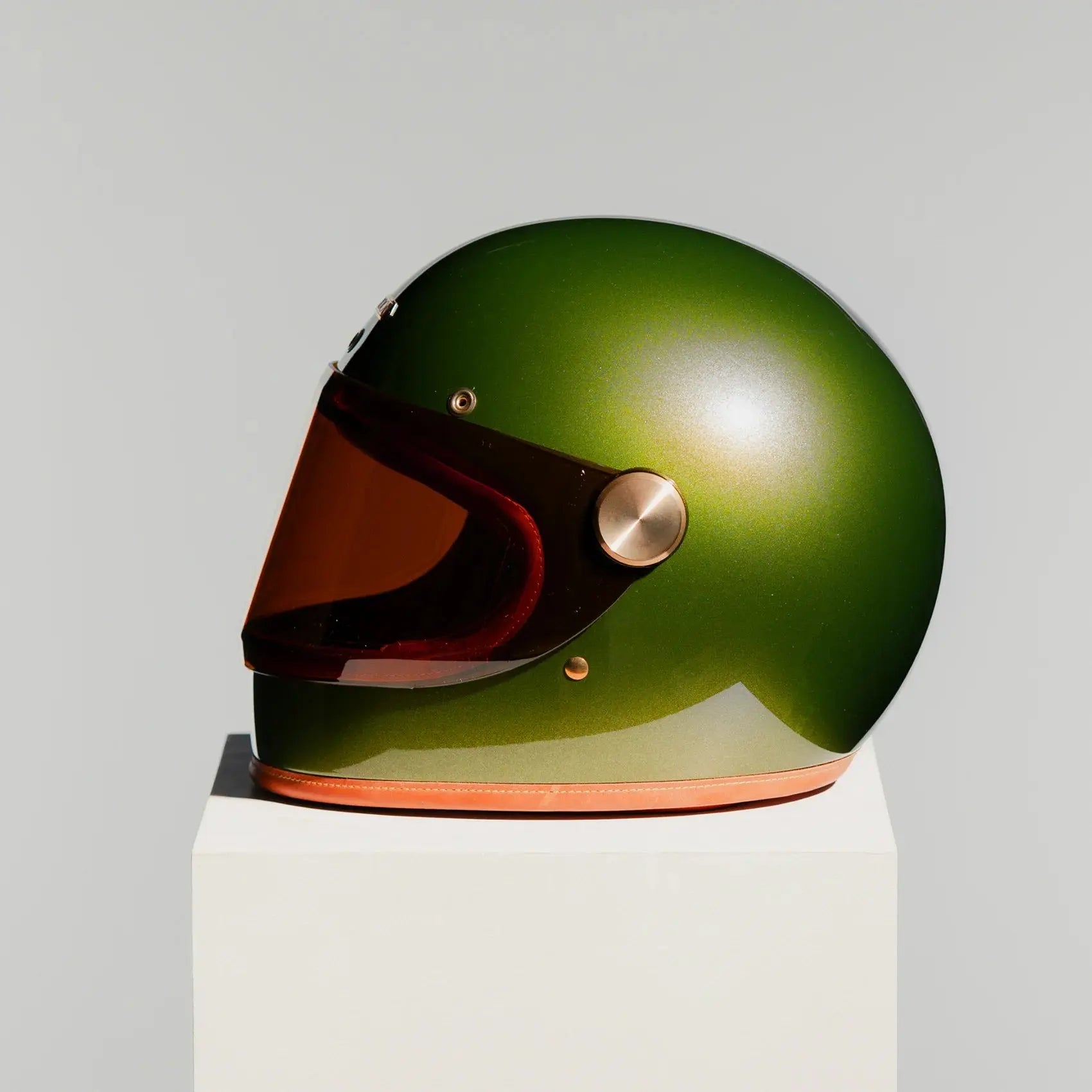 Casque Hedon Heroine Racer 2.0 Olivea vue avant avec visière iridium et design minimaliste inspiré café racer