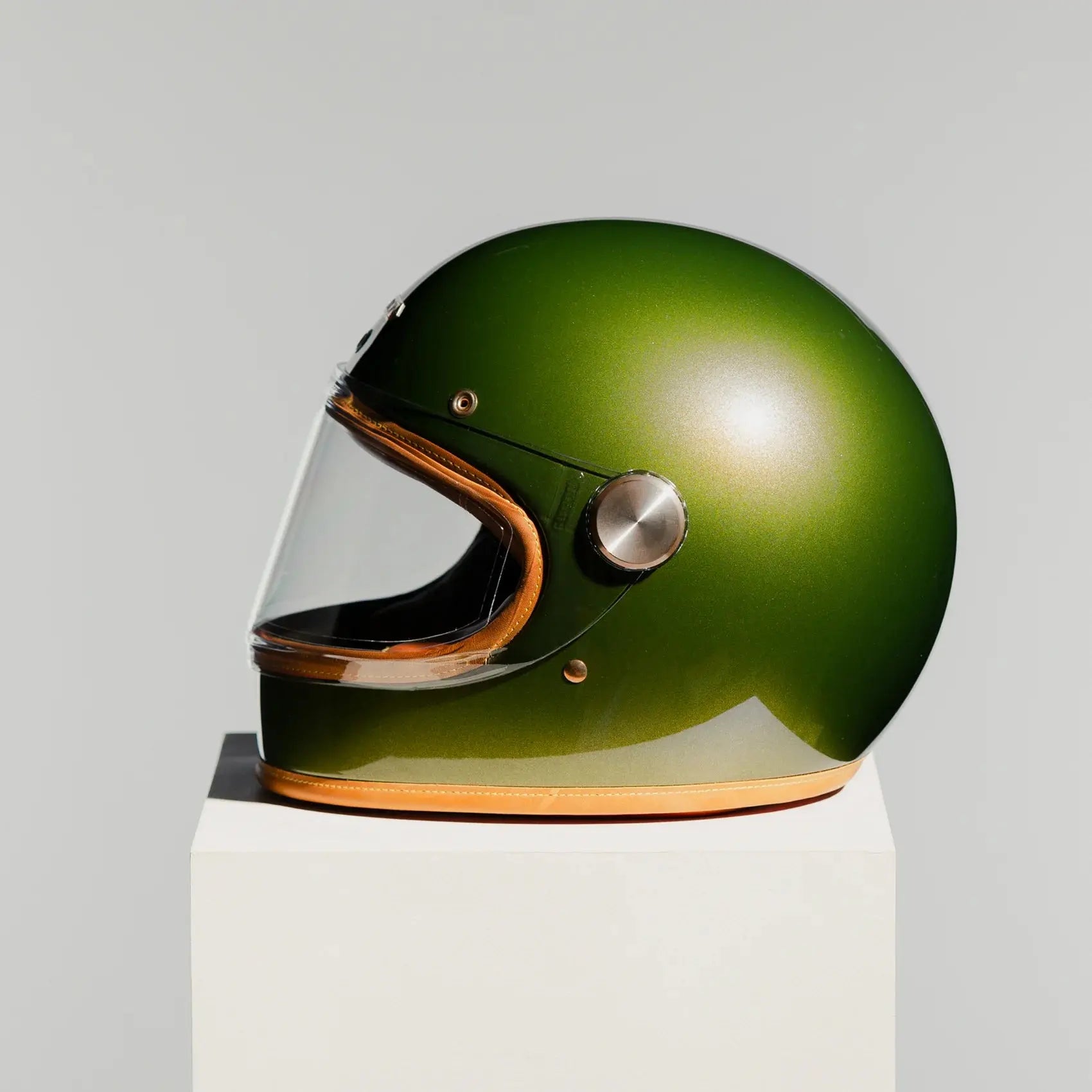 Vue latérale casque intégral Hedon Olivea avec coque carbone et lignes épurées, accessoire moto premium