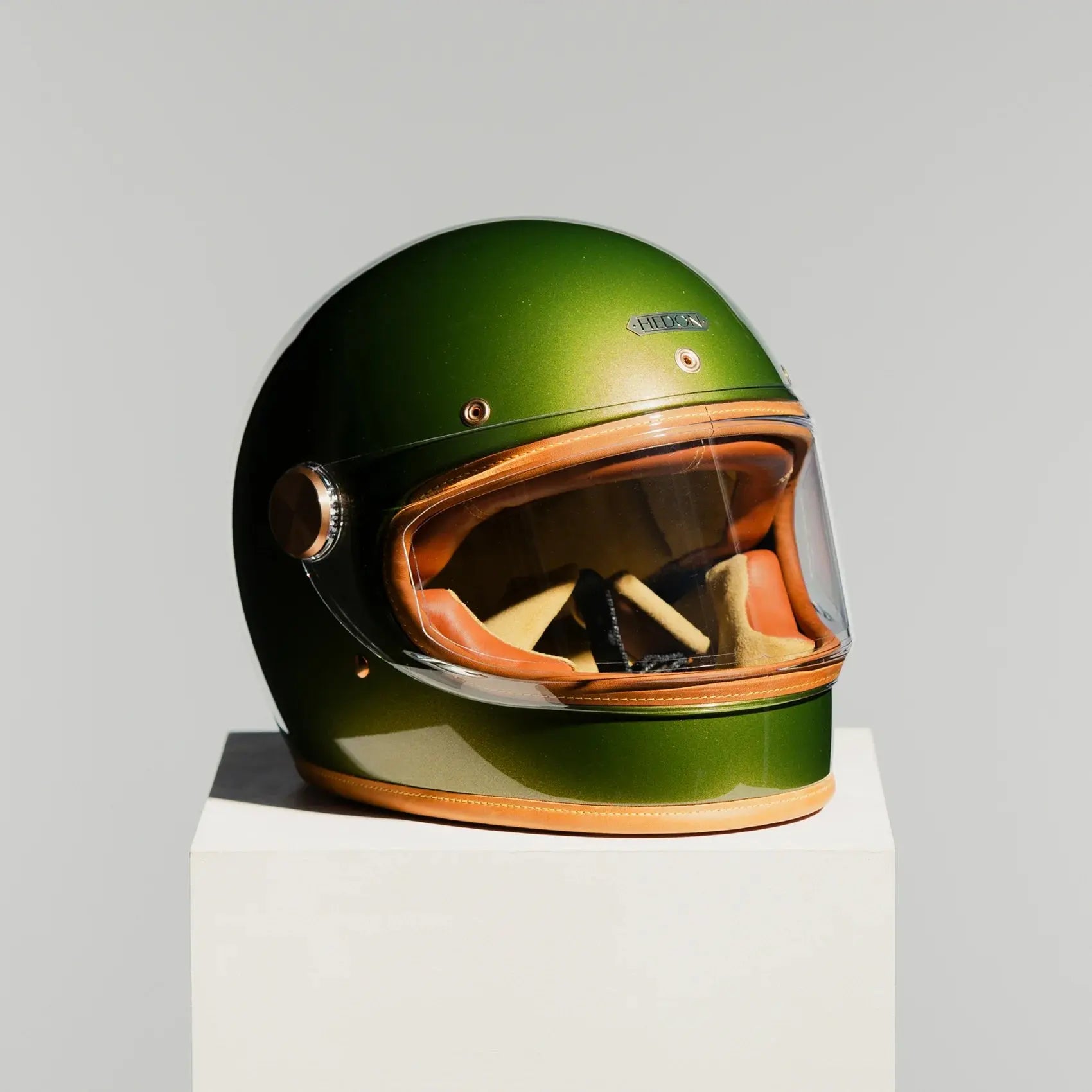 finition peinture olive métallisé casque Hedon Heroine Racer 2.0 avec reflets premium