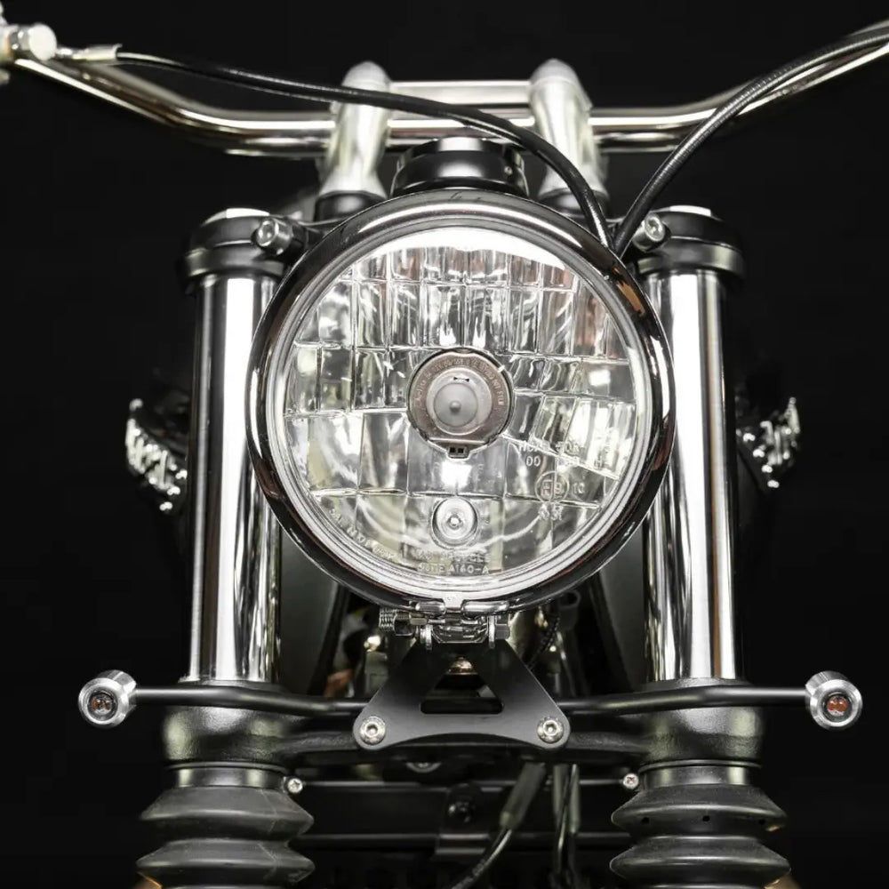 Phare rond avant Bates installé sur une Triumph