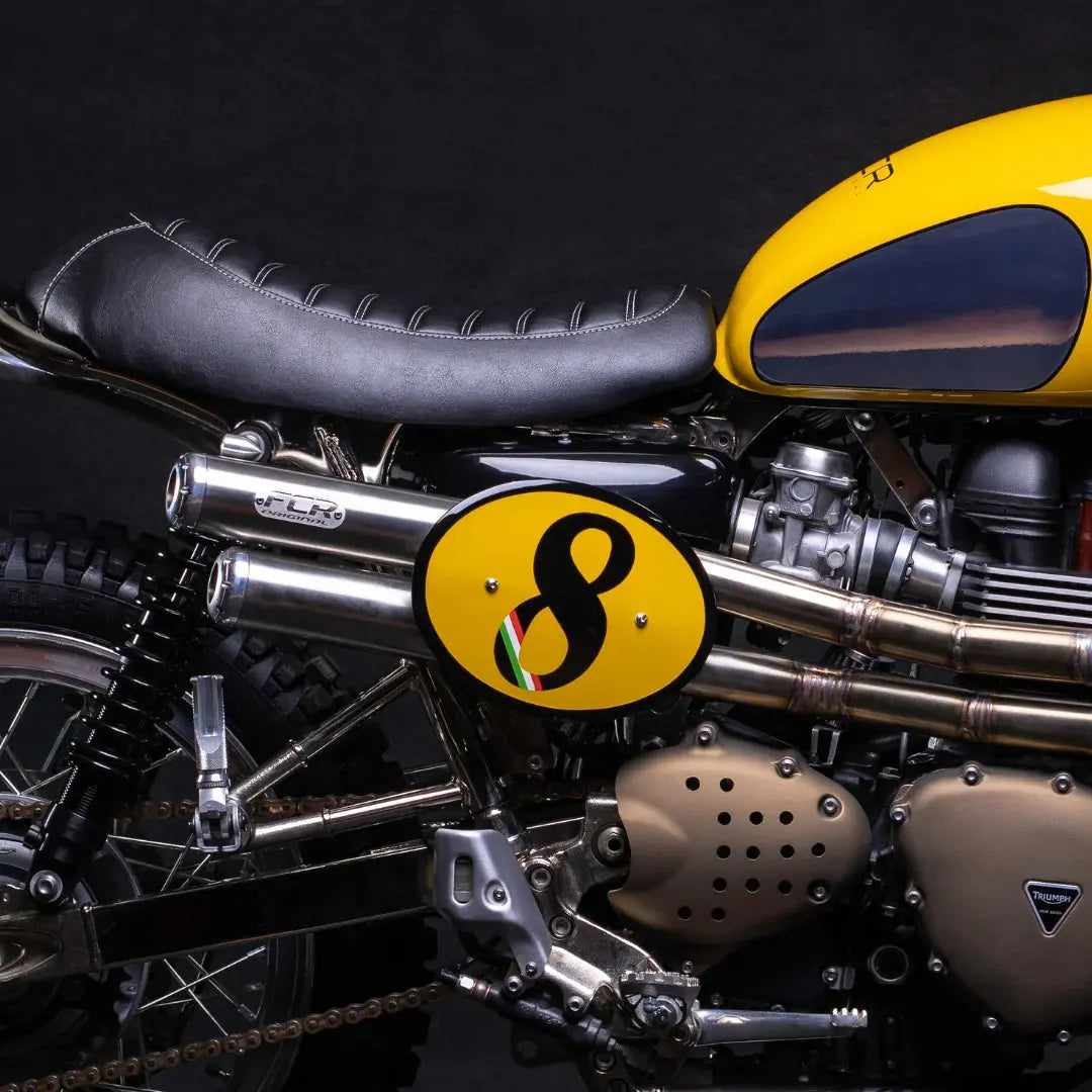 Plaques Numero Moto FCR Original jaune avec détails italien - plaque montee sur le flanc d une Triumph preparee jaune, gros plan