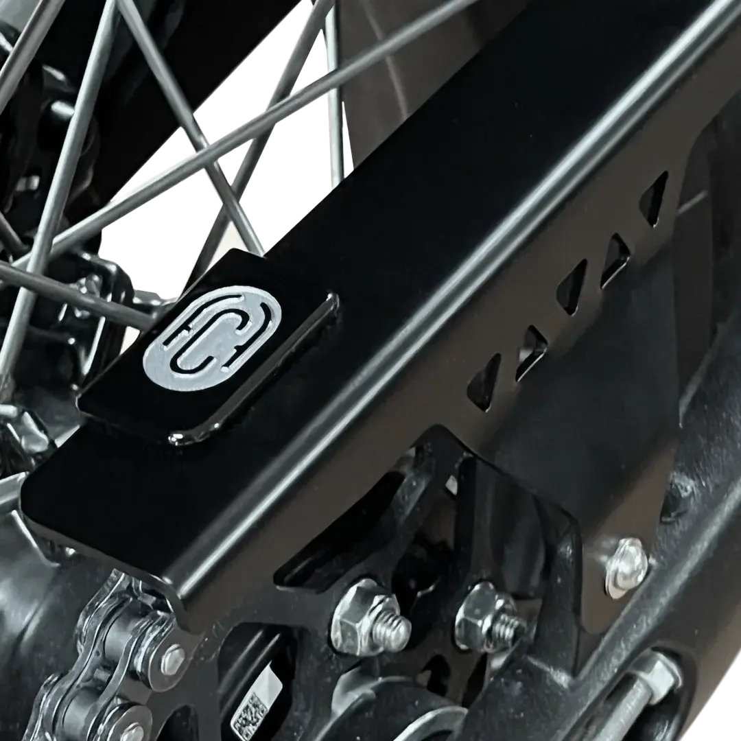 Protection de chaîne aluminium noir montée sur Triumph Speed 400 2025