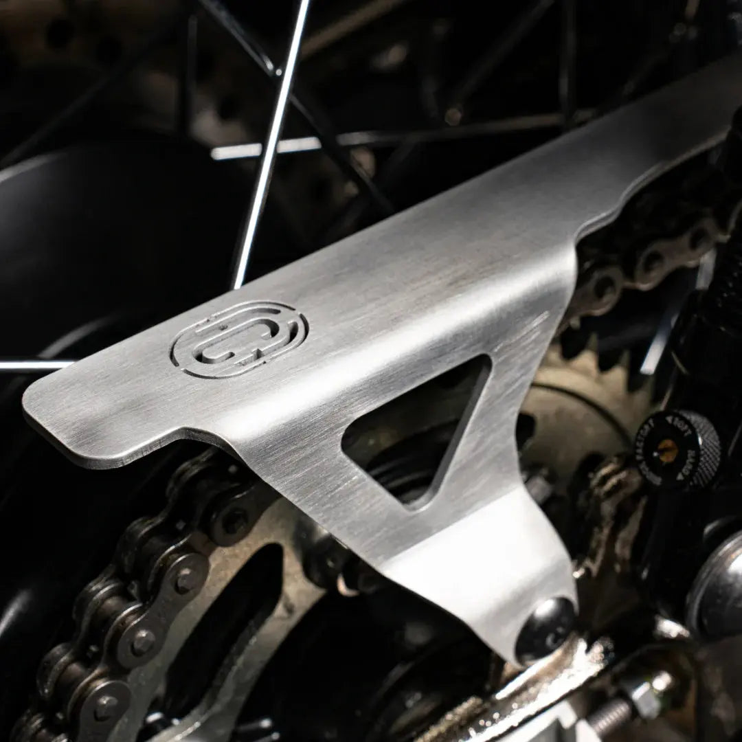 Protège chaîne FCR Accessoires brossé monté sur une Triumph T120