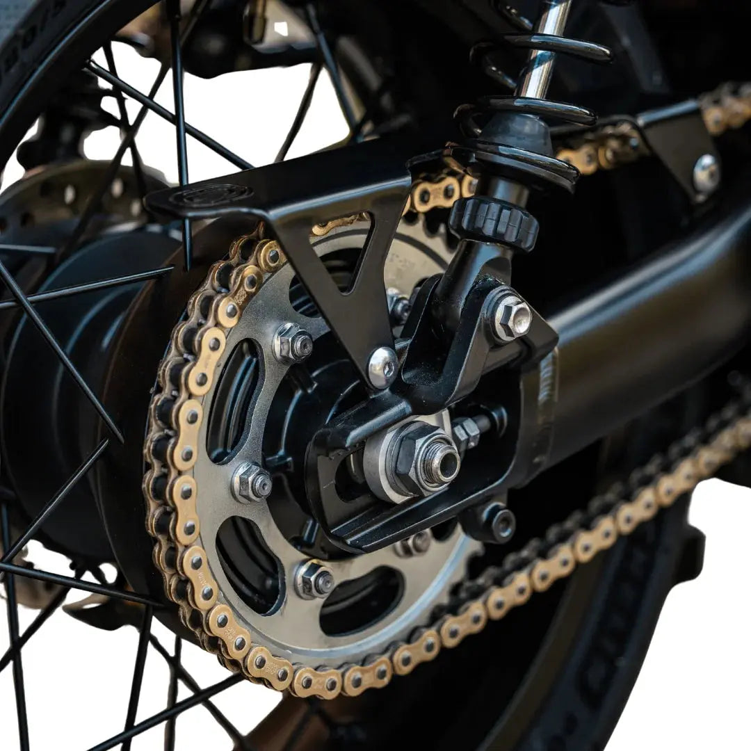 Protection de Chaîne Triumph Thruxton Speed Twin 1200 FCR Original - mise en situation montée sur moto chaîne et couronne