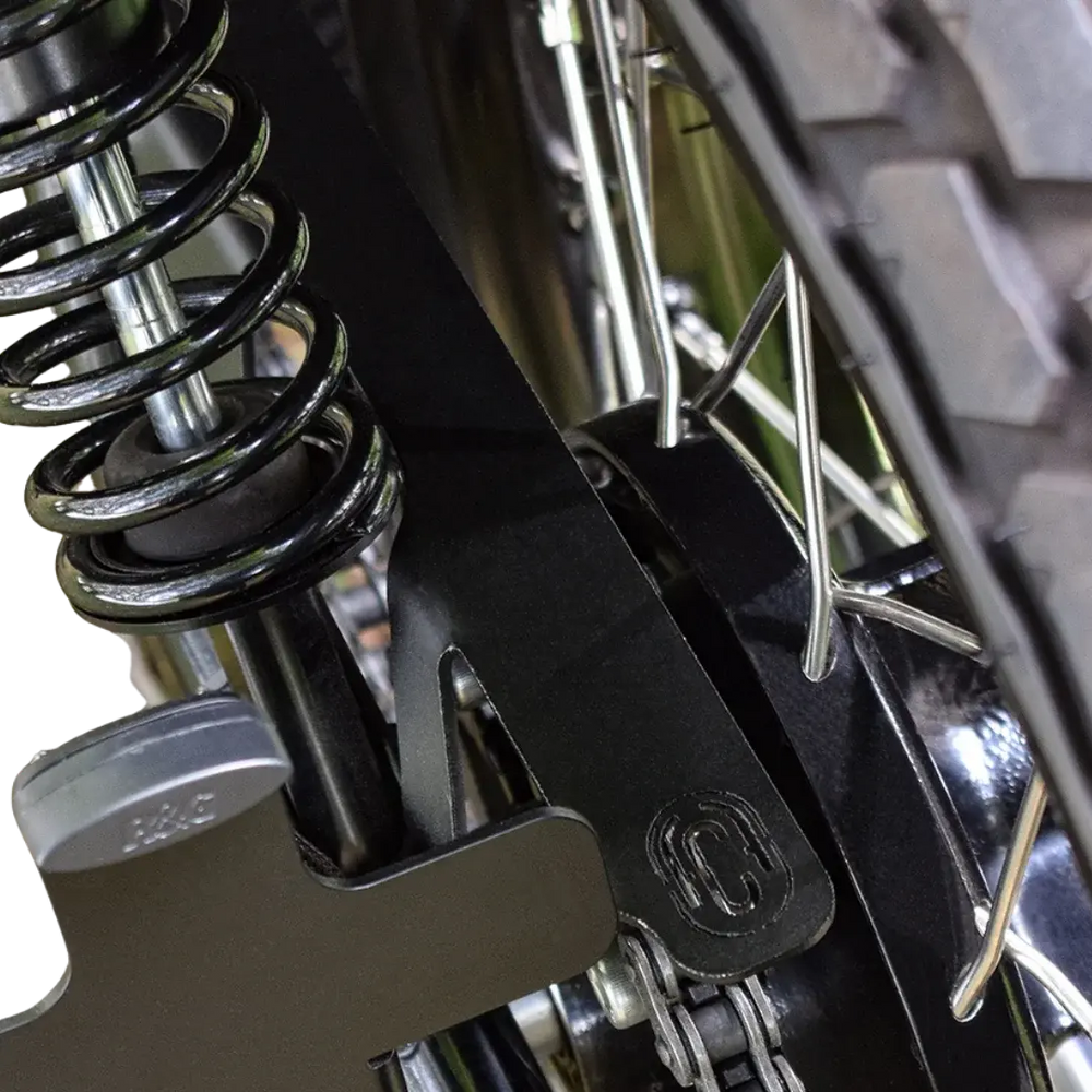 Protection de chaine noir montee sur Royal Enfield 650 amortisseur logo FCR Original