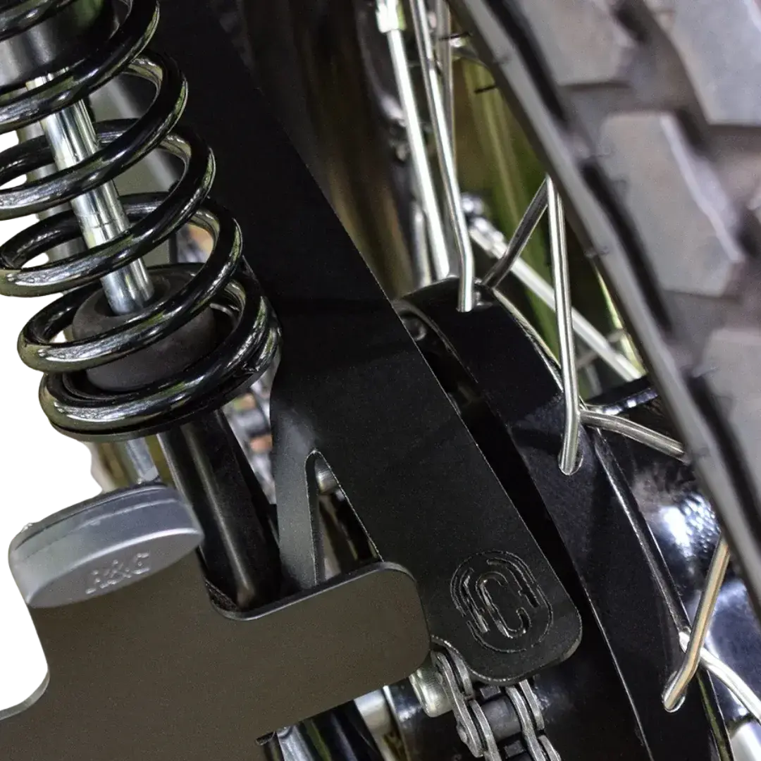 Protection de chaine noir montee sur Royal Enfield 650 amortisseur logo FCR Original