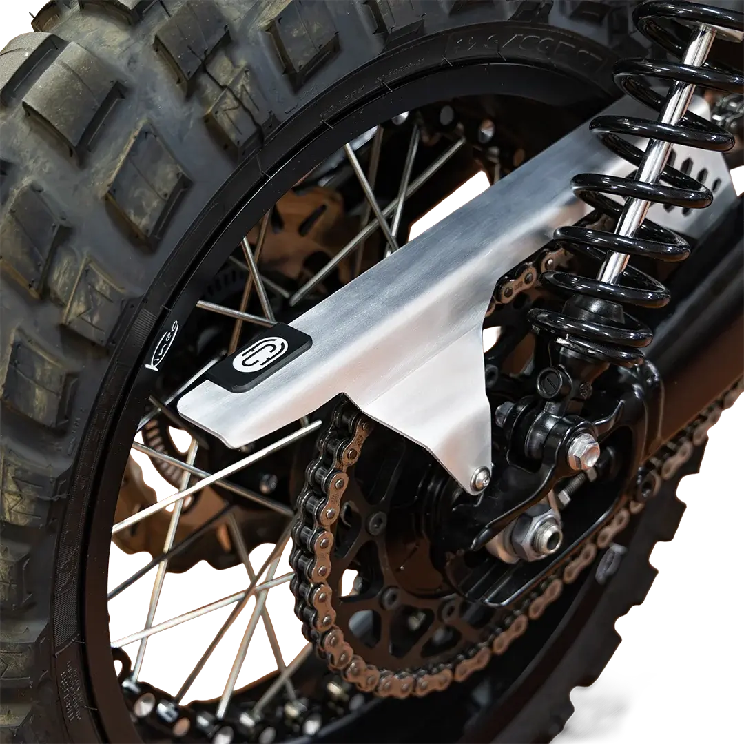 Protege-chaine FCR Original aluminium brosse monte gros plan Triumph Scrambler 1200