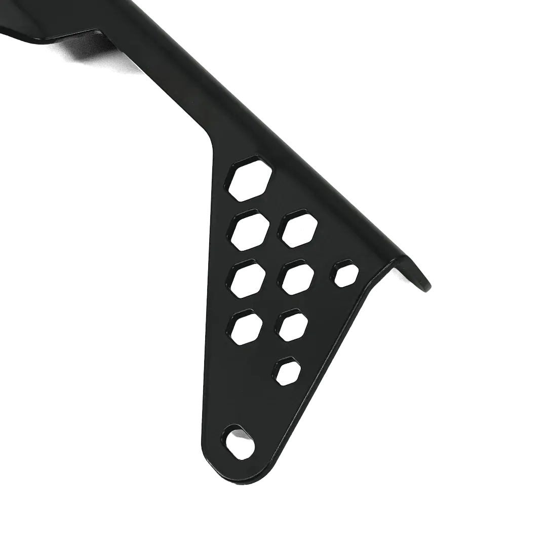 Protege-chaine FCR Original aluminium noir fixation logo gros plan Triumph Scrambler 1200