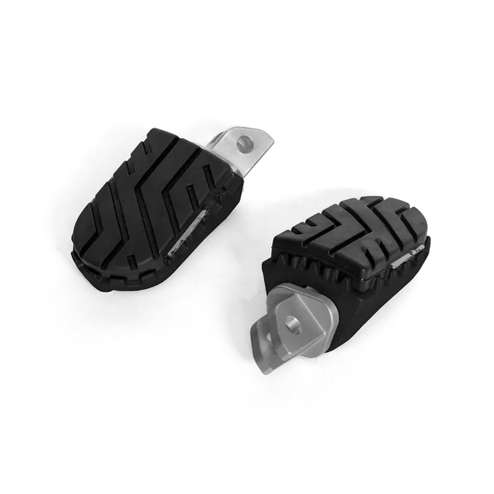 Repose-Pieds Triumph FCR Accessoires - paire finition noire sur fond blanc, large plateforme crantee a pads amovibles, vue de trois quarts